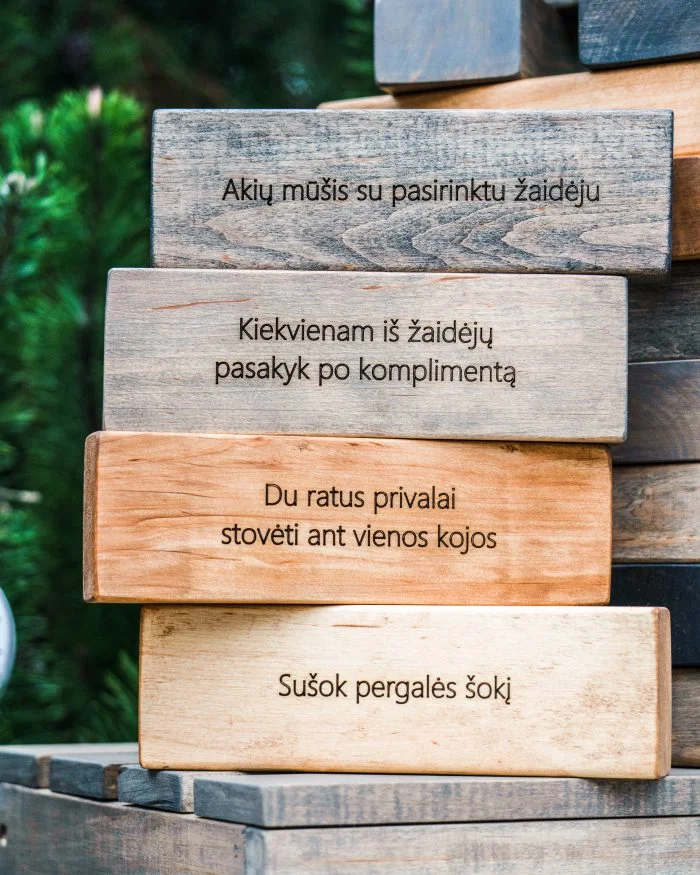 Kaladėlių bokštas su užduotimis - žaidimas šeimai